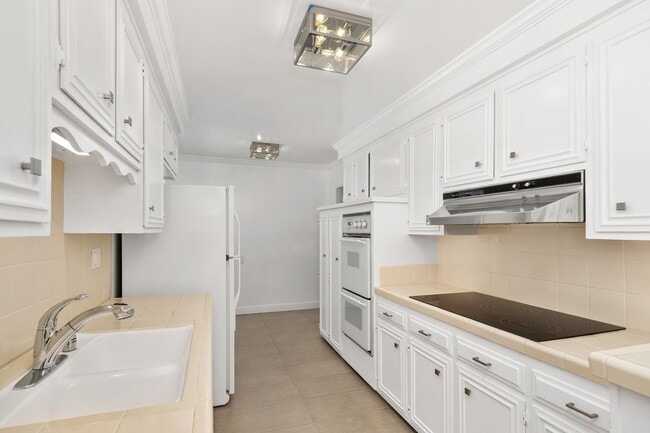 Building Photo - 404 San Vicente Blvd