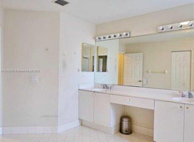 Foto del edificio - 7332 NW 112th Ct