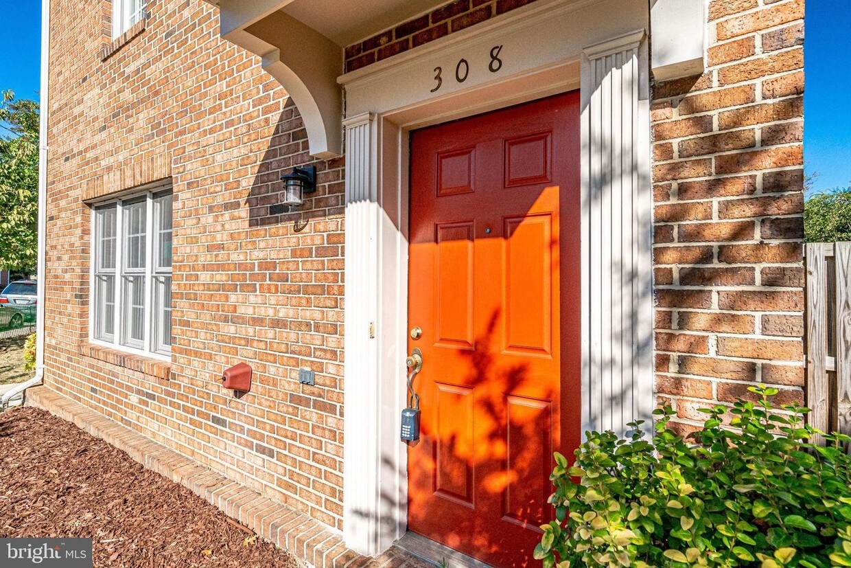 Foto principal - 308 E Braddock Rd