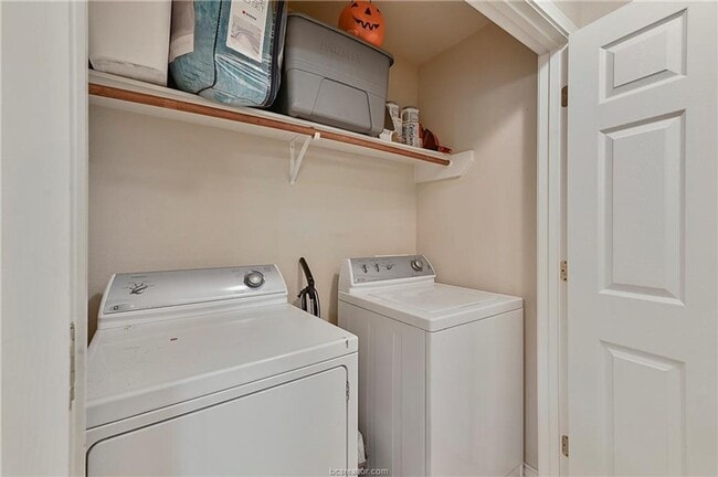 Building Photo - Available May 2026! Great 3 Bedroom, 3 Bathroom Close to Everything!!