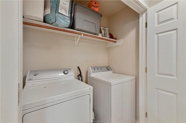 Foto del edificio - Available May 2026! Great 3 Bedroom, 3 Bathroom Close to Everything!!