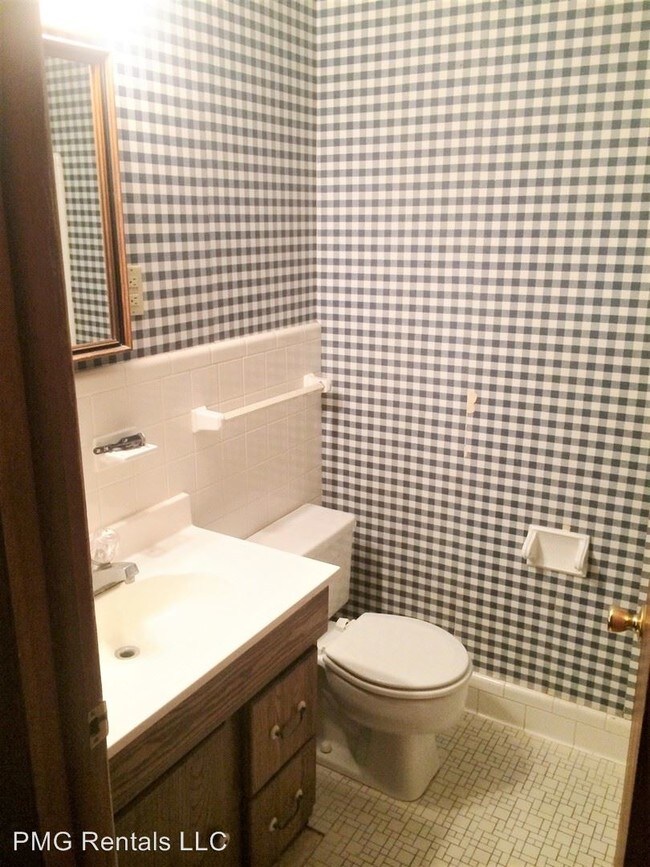 Building Photo - 3 br, 2 bath Room For Rent - 205 Faculty Blvd