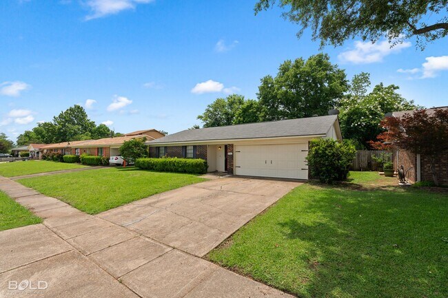 Foto del edificio - Check Out this 3 bed 2 bath near the base!!