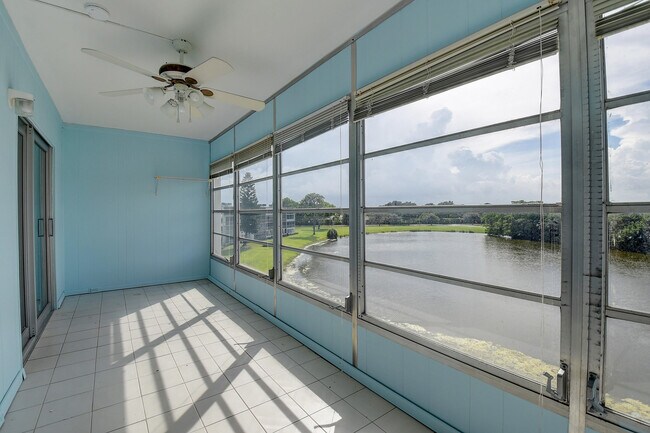 Foto del edificio - 4049 Ainslie Dr