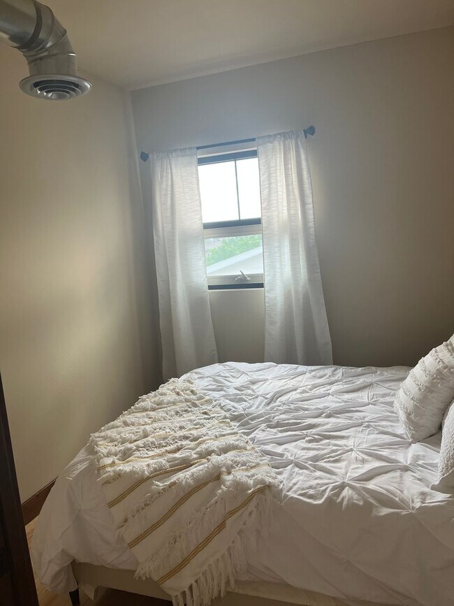Foto del edificio - Elegant All Inclusive Fully Furnished Studio On Top Floor