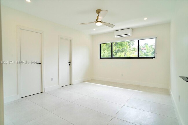 Foto del edificio - Carlyle Avenue, Surfside, FL 33154 - 4 BR 3 BA single-family home