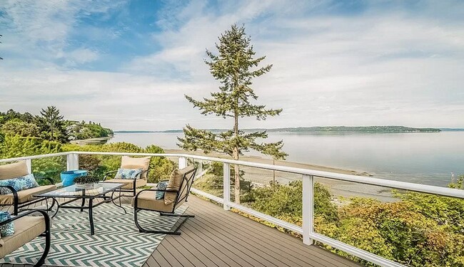 Foto del edificio - 3695 Sqft. Home with 180 degree Sound views!