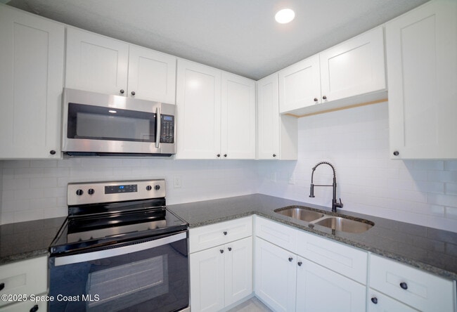 Foto del edificio - 230 W Towne Pl