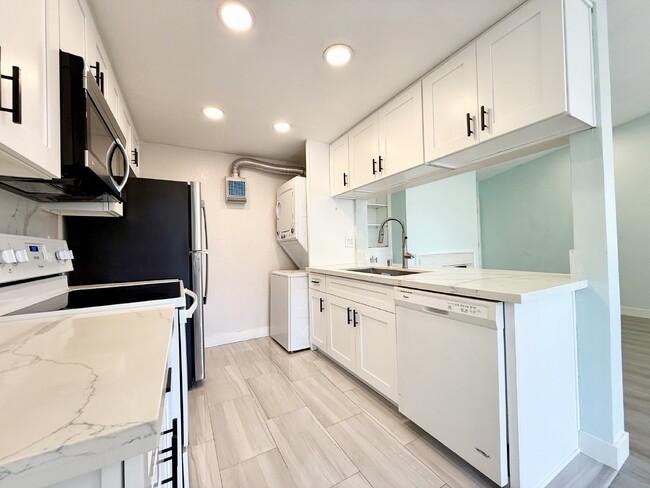 Foto del edificio - Remodeled 2 bedroom 1 bath unit with laund...