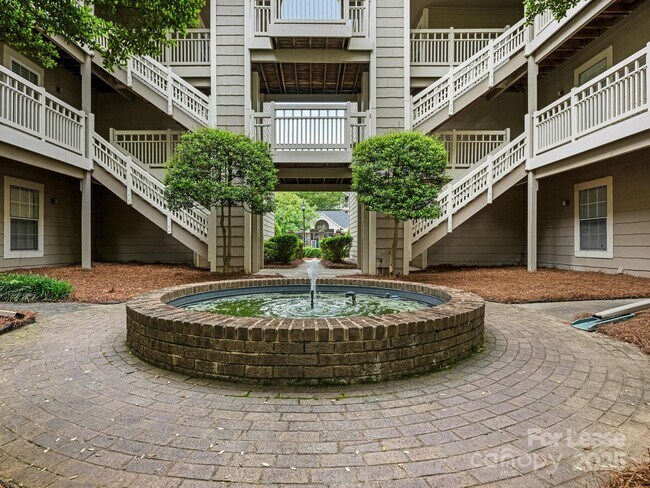 Foto del edificio - 5011 Sharon Rd