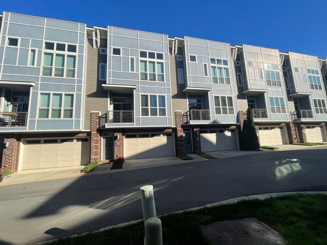 Building Photo - Stunning 2 bd 2.5 ba townhome. Located in ...