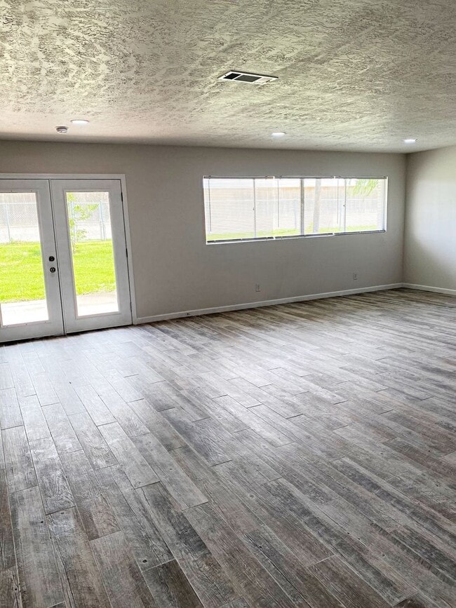 Building Photo - 5152 Lakeside Dr