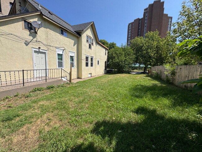Foto del edificio - Spacious 3-Bedroom upper unit on Park Ave S – 1200 Sq Ft of Comfort in Minneapolis, Section 8 Wel...