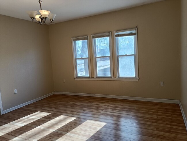 Building Photo - 1402 W Meinecke Ave