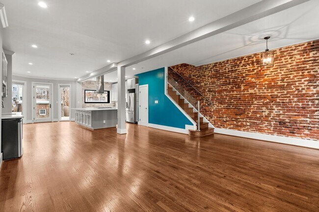 Building Photo - STUNNING and SPACIOUS 3 bedroom, 2.5 bathr...