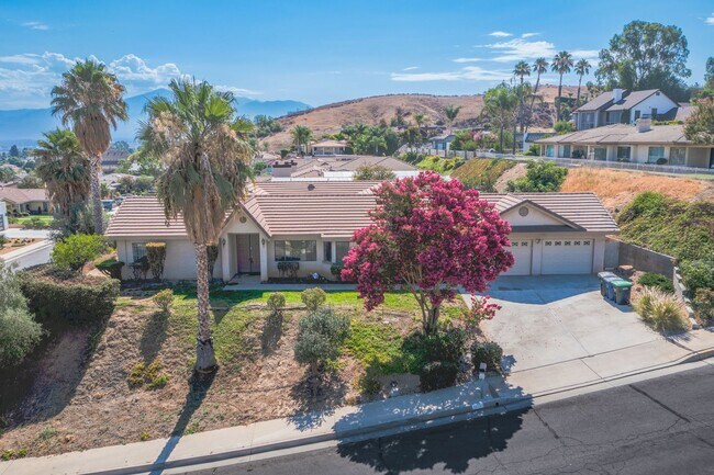 Building Photo - Spacious 4 Bedroom 3.5 Baths with Views!!
