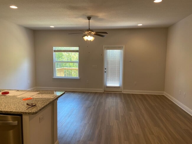Building Photo - COMMUNITY POOL! Close to Navy base, beach,...