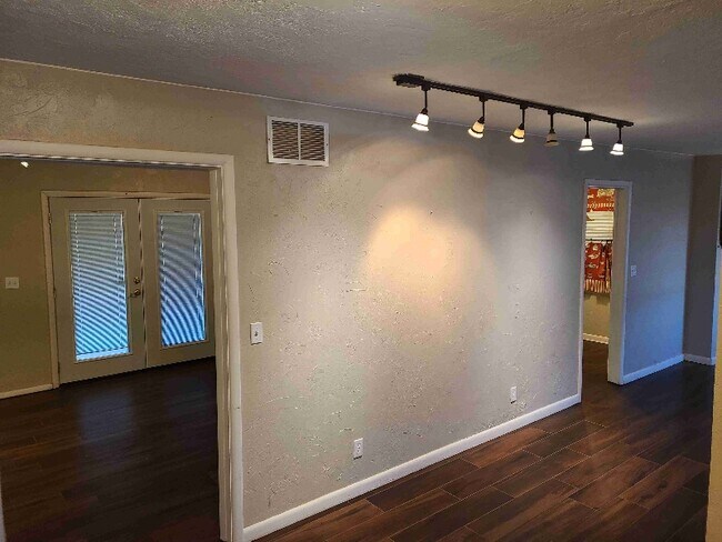 Building Photo - 2152 Huntleigh Dr