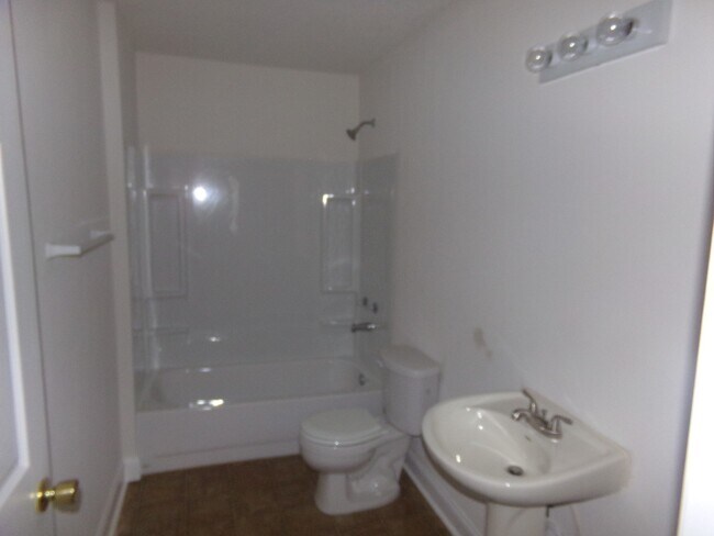 Foto del edificio - Three-Bedroom Auburndale Home with Large Y...