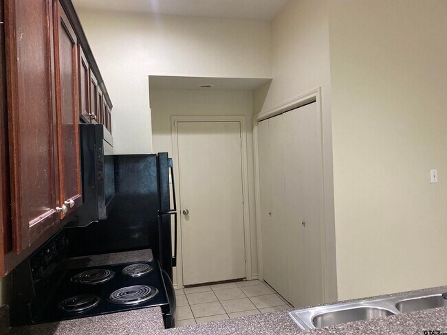 Building Photo - 23043 Shell Shore Dr