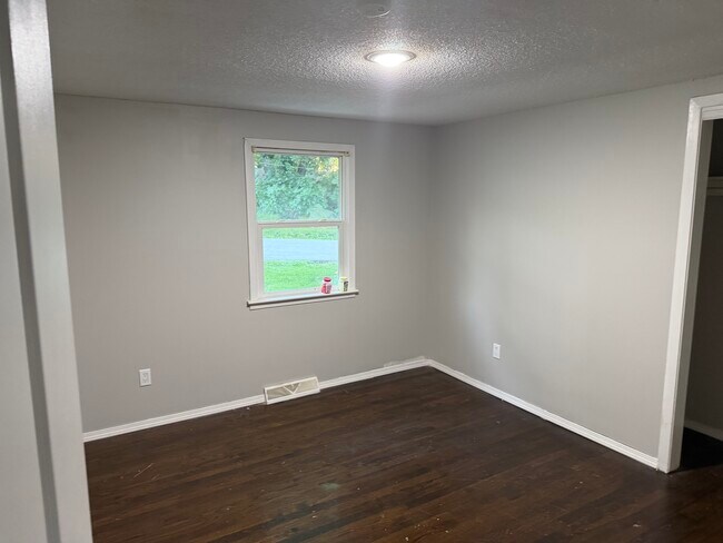 Building Photo - 5115 N Bellaire Ave