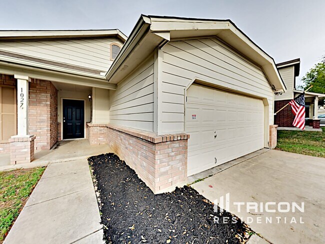 Foto del edificio - 1027 Creek Knoll