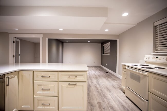 Building Photo - 931 Green Oaks Dr