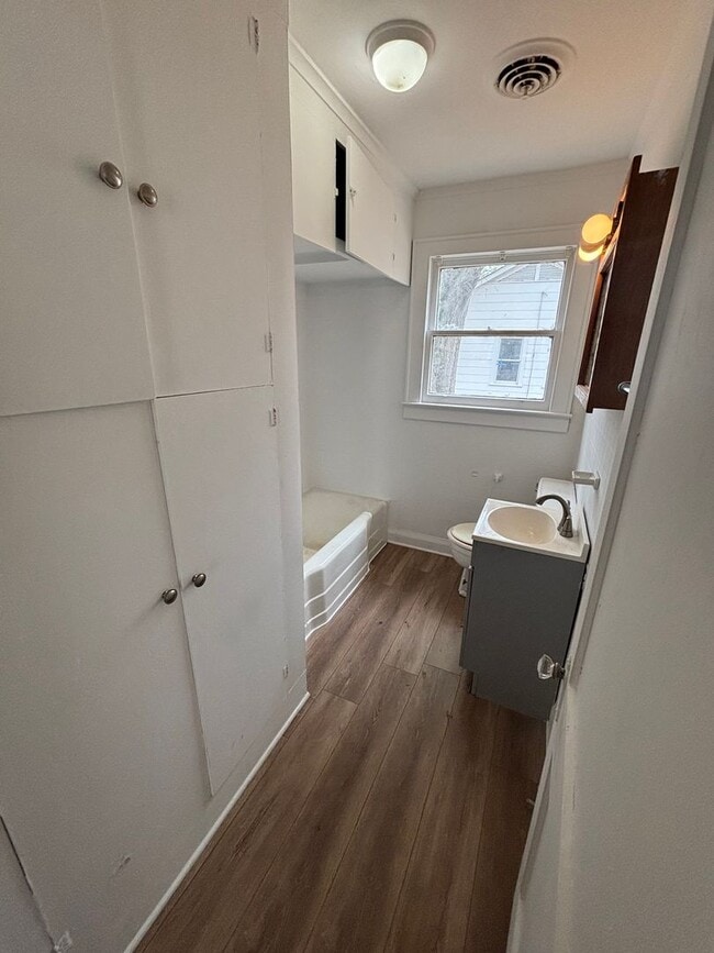 Foto del edificio - Beautiful 2 Bedroom Home - Just Updated and Central Air and Heat!