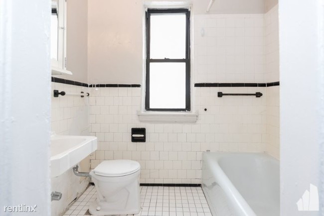 Building Photo - 444 W St James Pl