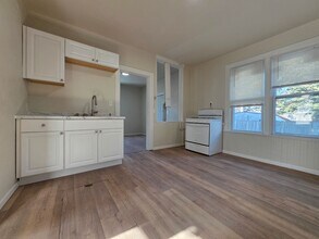 Building Photo - 210 S Maple Ave