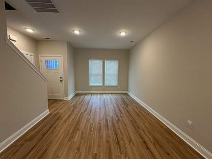 Foto del edificio - Spacious 2 Bedroom, 2.5 Bath Townhome 160 Loren Rd.