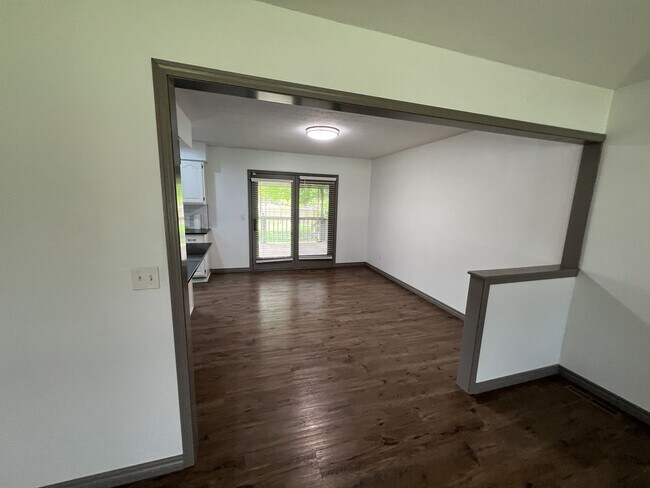 Foto del edificio - ALL BRICK HOME IN NIXA Located in McCroske...