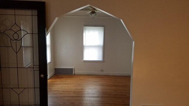 Building Photo - *Last Minute Summer Move in Special $1500 ...