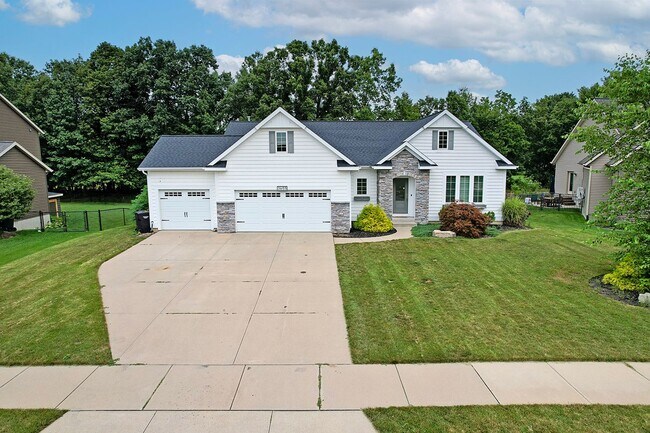 Foto del edificio - Spacious Elegance in Top-Rated School Dist...
