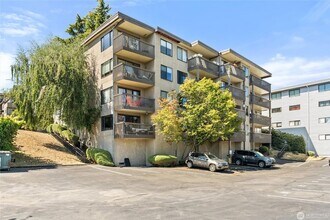 Building Photo - 2550 Thorndyke Ave W