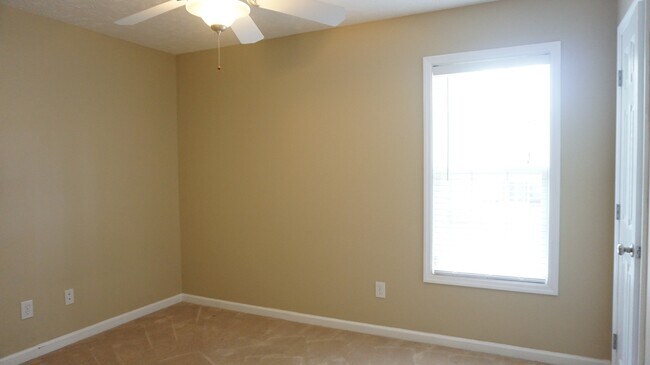 Building Photo - 916 Broadmore Dr