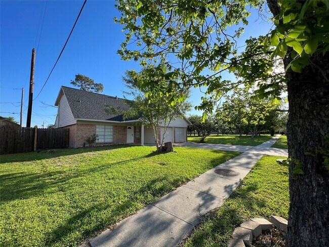 Building Photo - 5813 Lucy Lane