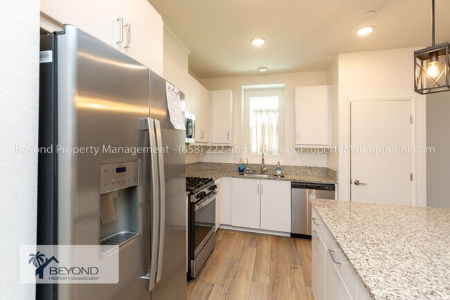 Foto del edificio - OTAY MESA !!!TRI LEVEL PERFECTION 2 BED/2....