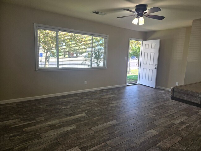 Foto del edificio - 2 Br 1 Ba available Now