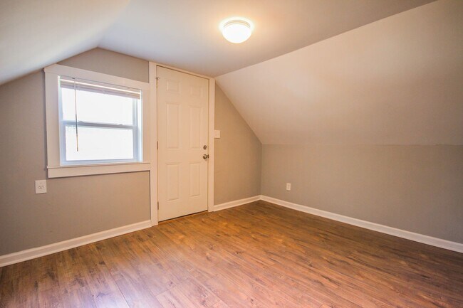 Foto del edificio - Highland Park Living with Private Deck & Updated 2BR Near Downtown Chattanooga