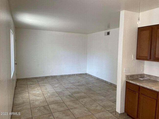 Foto del edificio - 1222 E Mountain View Rd
