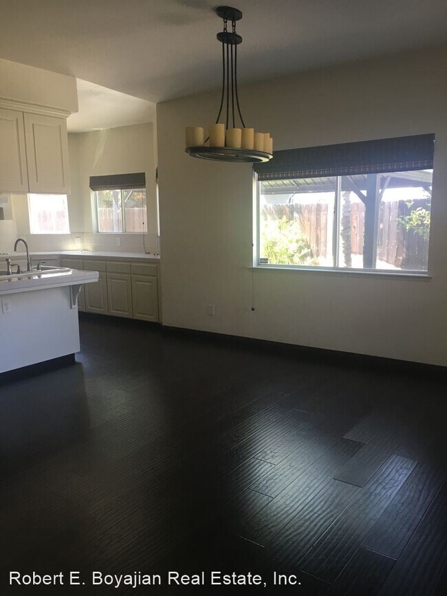 Building Photo - 5 br, 3 bath House - 2986 E. Plymouth Way