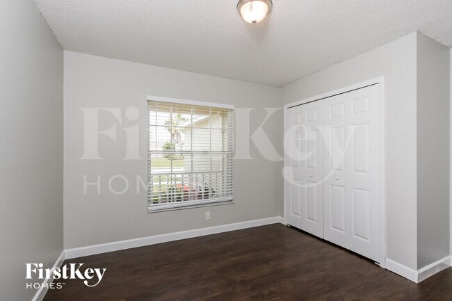 Building Photo - 12025 Larson Ln