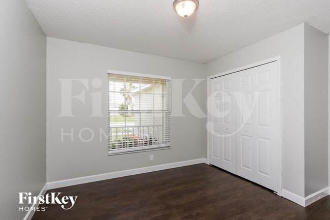 Foto del edificio - 12025 Larson Ln