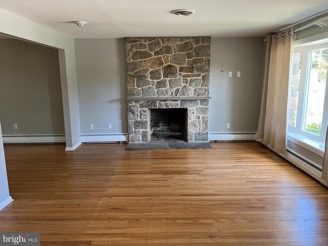 Building Photo - 319 Meetinghouse Ln