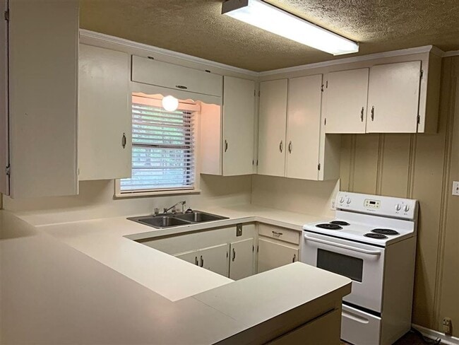 Building Photo - 3/2 with fenced yard and covered parking