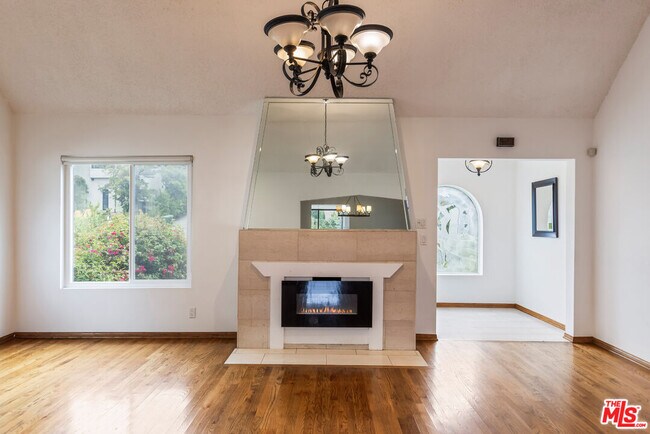 Foto del edificio - 459 S Bundy Dr