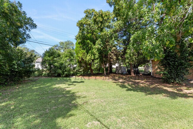 Foto del edificio - 1231 N Harding Ave