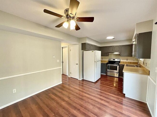 Building Photo - 932 Maces Grove