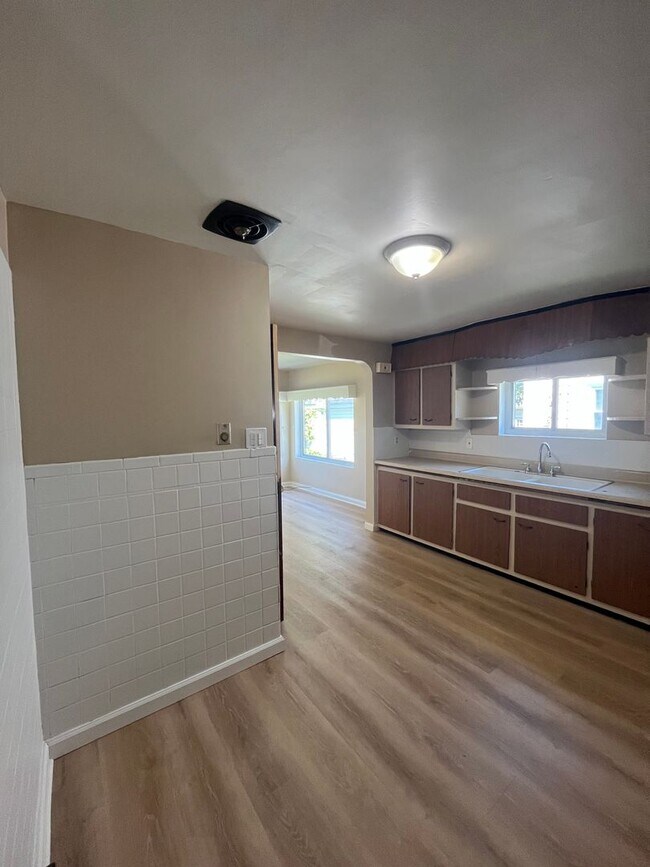 Building Photo - Comfortable 2-Bedroom Single-Family Home with Washer/Dryer Hookups